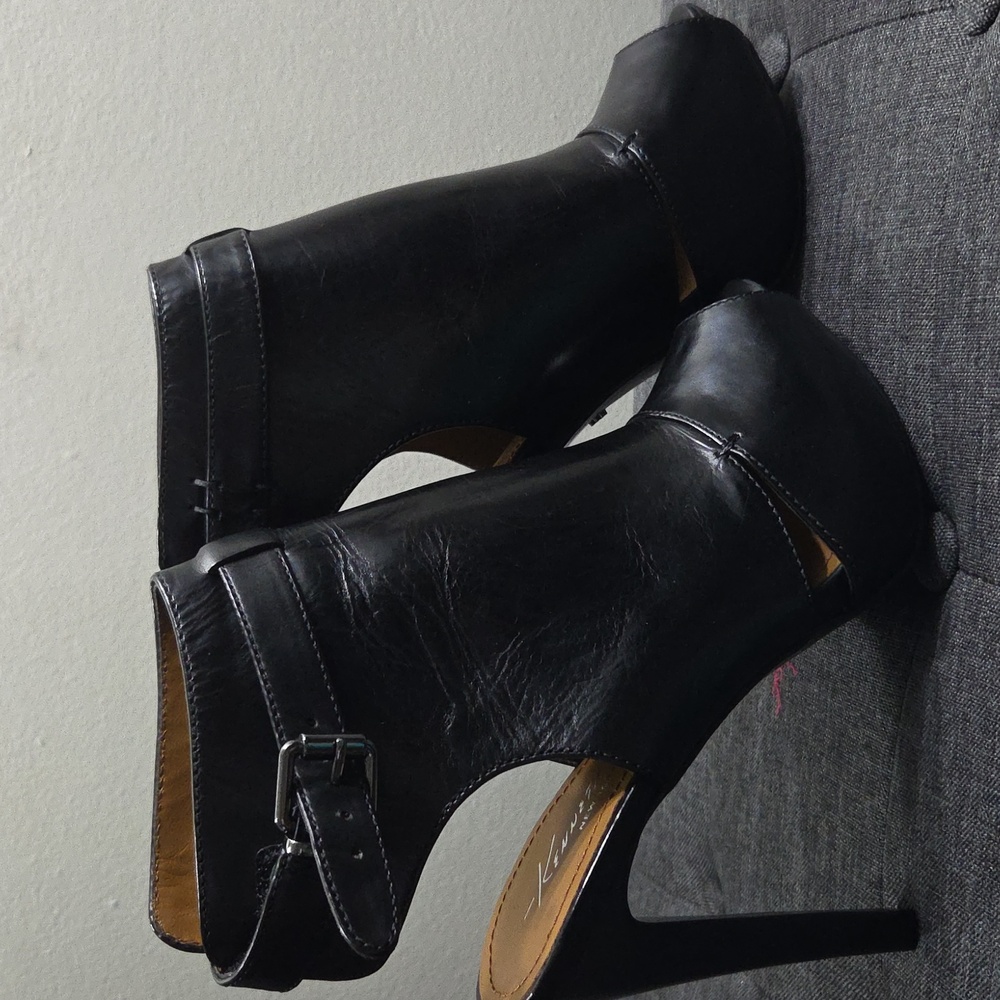 Kenneth Cole, Size 8.5, Black leather, open toe bootie